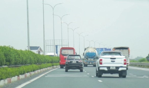 Trong 25 ngày từ 15/8 đến 15/9, lực lượng CSGT đã xử lý nhiều trường hợp tài xế xe tải đi vào làn 1 trên hai cao tốc