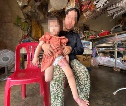 Cháu Ý và mẹ.