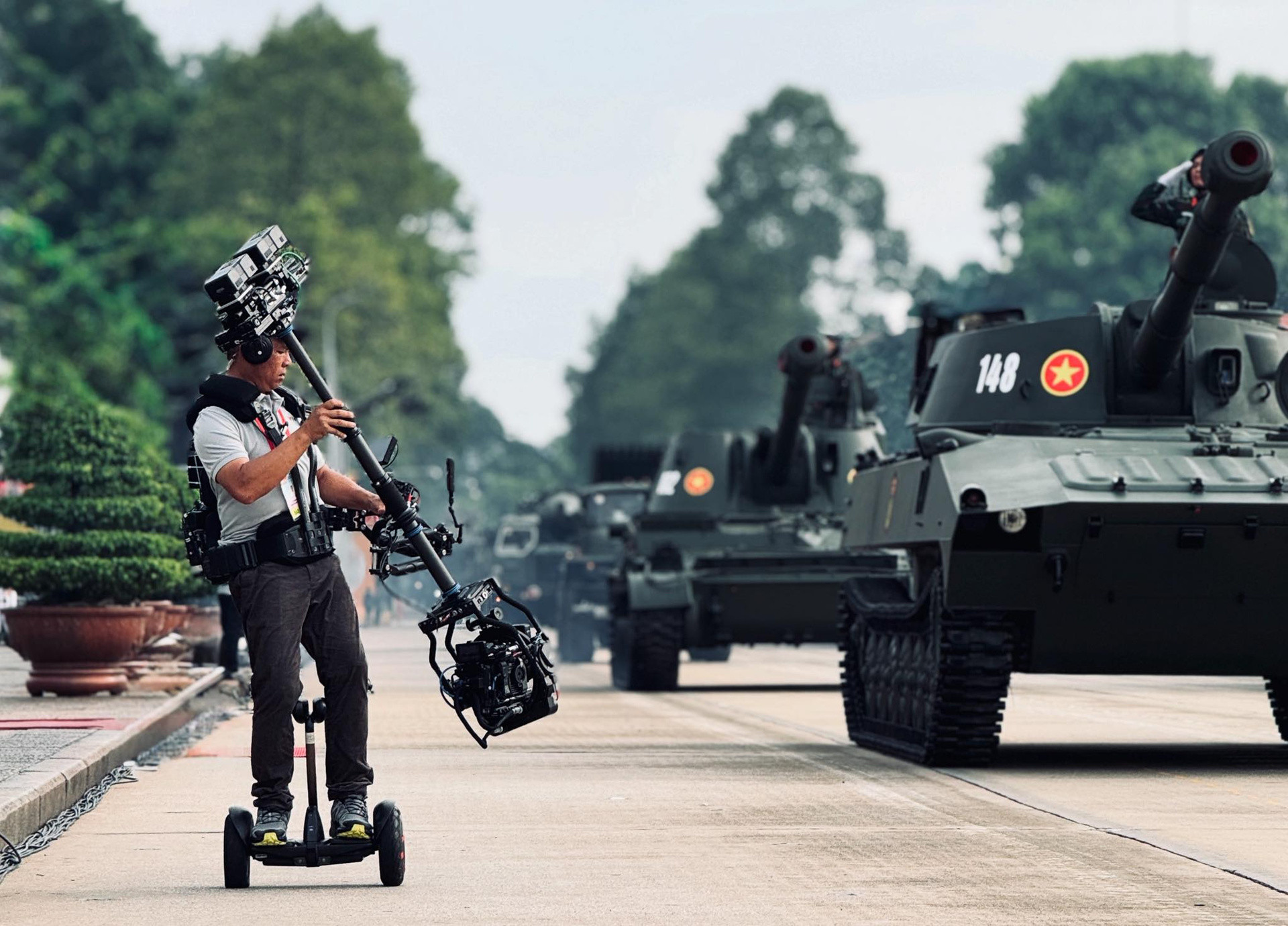 Nhờ những c&uacute; m&aacute;y thần sầu tại sự kiện A80, c&aacute;i t&ecirc;n L&ecirc; Bảo H&acirc;n lọt top t&igrave;m kiếm tr&ecirc;n Google, Facebook. Mỗi b&agrave;i đăng của anh h&uacute;t h&agrave;ng trăm ngh&igrave;n lượt tương t&aacute;c. Ảnh: FBNV