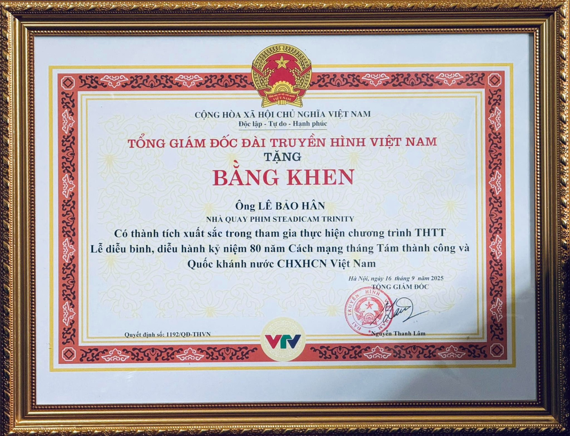 Nh&agrave; quay phim L&ecirc; Bảo H&acirc;n nhận bằng khen từ VTV. Ảnh: FBNV