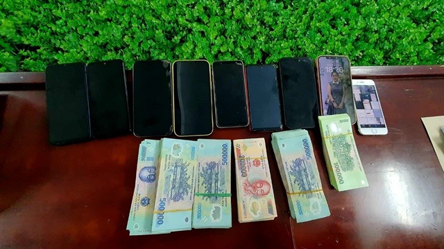 Tang vật thu được gồm tiền mặt v&agrave; nhiều điện thoại.