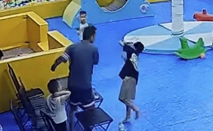 Hình ảnh người đàn ông tát bé trai 8 tuổi được cắt từ clip.
