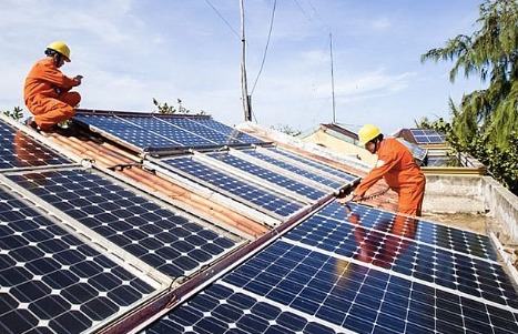 EVN giải th&iacute;ch việc đề xuất phạt nếu lắp điện mặt trời m&aacute;i nh&agrave; kh&ocirc;ng th&ocirc;ng b&aacute;o