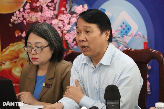 Ông Nguyễn Đăng Giáp, Giám đốc Bệnh viện Đa khoa vùng Tây Nguyên thông tin việc kỷ luật 3 bác sĩ, 1 điều dưỡng và phạt hành chính 20 nhân viên của bệnh viện do có sai phạm. Ảnh: Dân Trí.