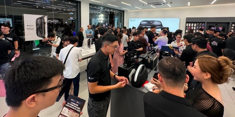 Người Việt xếp hàng từ sớm để đợi nhận iPhone 16 series vào ngày 20/9/2024