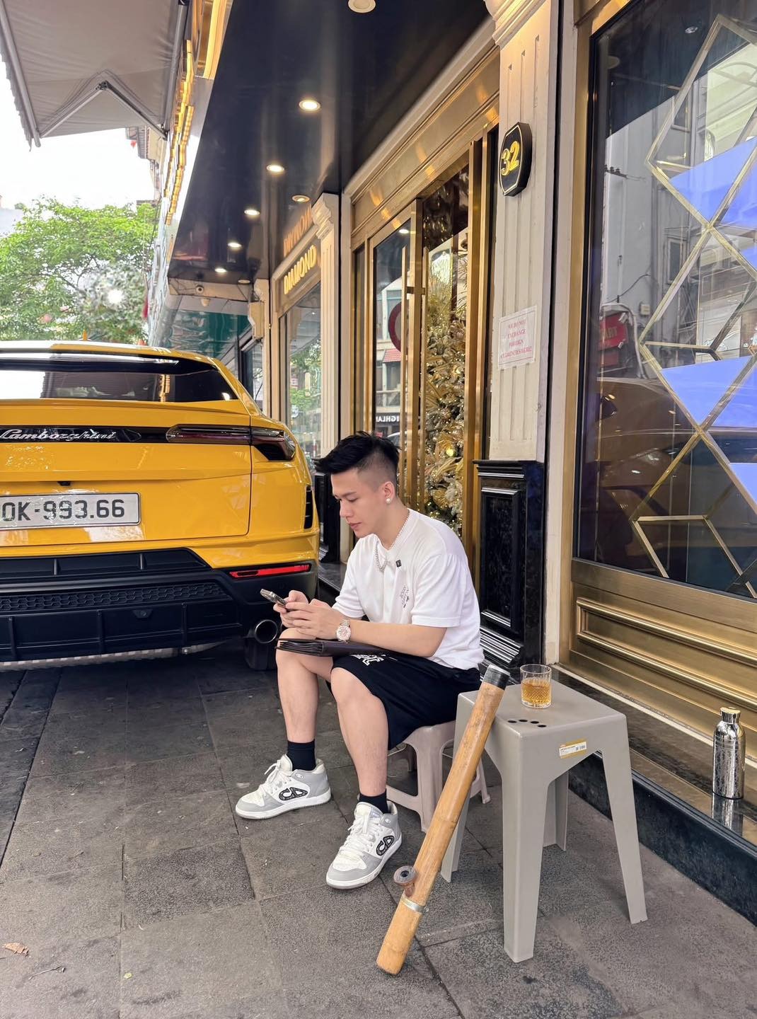 Trước khi bị bắt, Quang Trường Diamond thường khoe hình ảnh bên cạnh những mẫu siêu xe, xe sang.