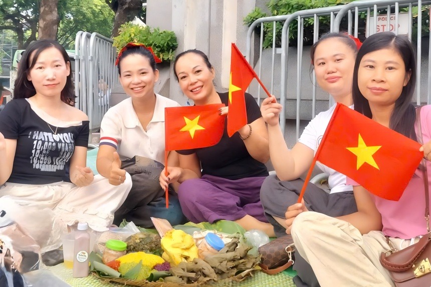Chị Hà và các chị em khác sửa soạn mâm đồ ăn đến tận 12h đêm hôm qua.