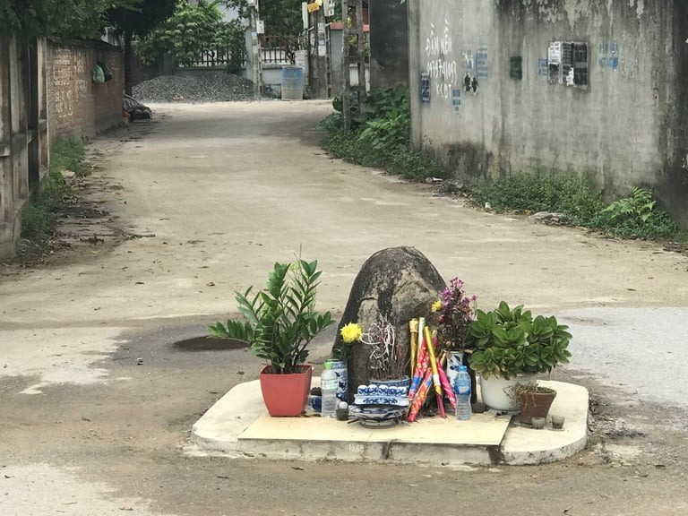 Người dân phường Vĩnh Phúc đã quen thuộc với hòn đá nằm giữa ngã ba đường