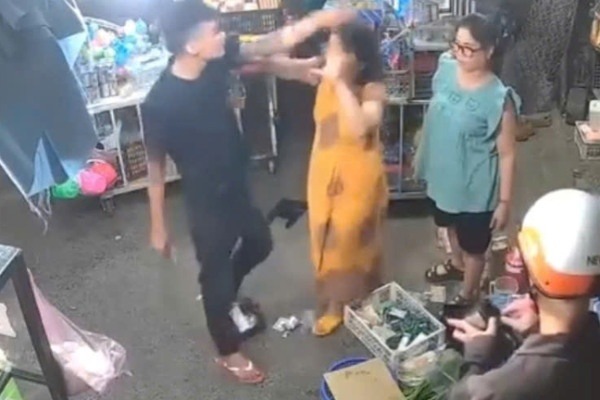 Nam thanh ni&ecirc;n li&ecirc;n tục đe dọa thai phụ v&igrave; b&aacute;n 3 g&oacute;i m&igrave; 30.000 đồng. Ảnh: Cắt từ Clip.