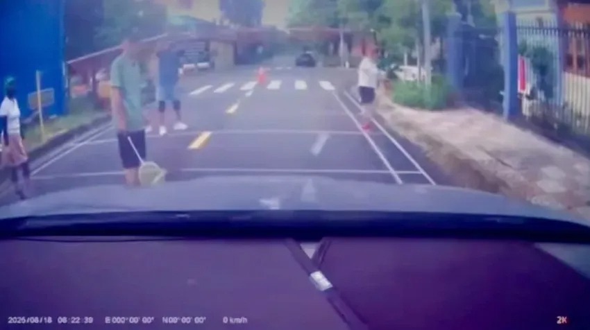 5 người ngăn đường đánh cầu lông, các xe không thể di chuyển qua lại trong khu dân cư Văn Minh. Ảnh cắt từ clip