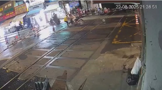 Mọi người nhanh chóng kéo chiếc xe ra khỏi đường ray, lúc này tàu đang tiến đến gần