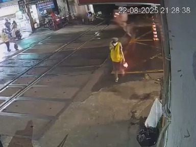 Nam thanh niên lao thẳng vào thanh chắn tàu, tung lên cao khiến nhân viên khiếp sợ