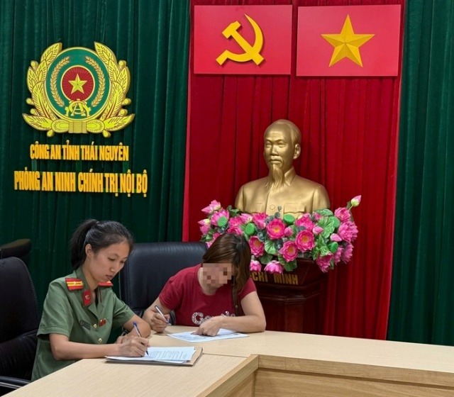 Công an làm việc với bà T., người xúc phạm lực lượng bảo vệ nhiệm vụ bảo vệ hợp luyện A80. Ảnh: Công an cung cấp