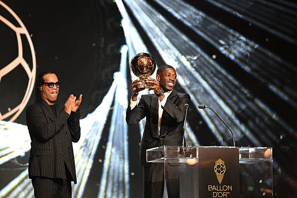 Ronaldinho trao giải cho Dembele