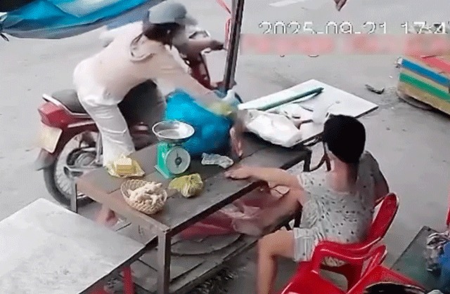 Cảnh người phụ nữ khuyết tật bị cướp điện thoại.