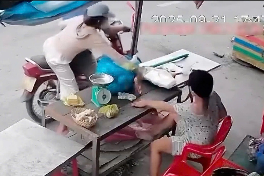Khoảnh khắc người phụ nữ cướp điện thoại trước mặt b&agrave; T. (Ảnh: Cắt từ clip).