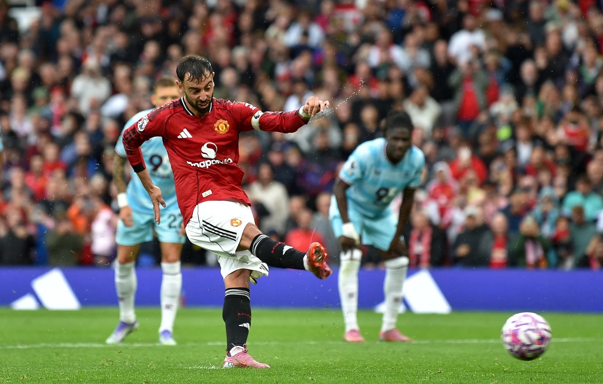 Bruno Fernandes đã thực hiện cú sút chính xác vào góc xa, ấn định chiến thắng 3-2 cho MU