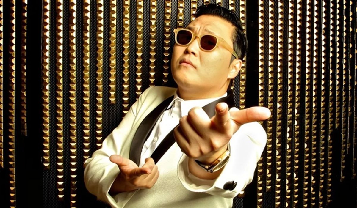 PSY bị bắt giữ để điều tra cáo buộc với cáo buộc vi phạm Luật Dịch vụ Y tế của Hàn Quốc. Bác sĩ điều trị cho anh cũng đối mặt với cuộc điều tra