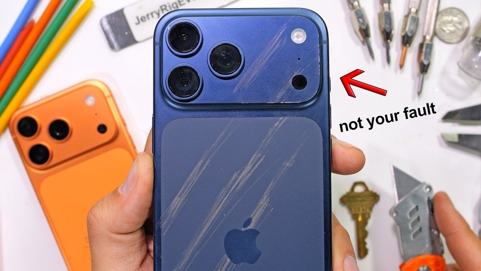 YouTuber JerryRigEverything đ&atilde; thực hiện một b&agrave;i kiểm tra độ bền chi tiết tr&ecirc;n iPhone 17 Pro. Ảnh:&nbsp;YouTube/JerryRigEverything.