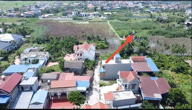 Theo người d&acirc;n địa phương, &ocirc;ng Hữu cố t&igrave;nh x&acirc;y nhầm đất để tr&aacute;nh gần khu mộ.