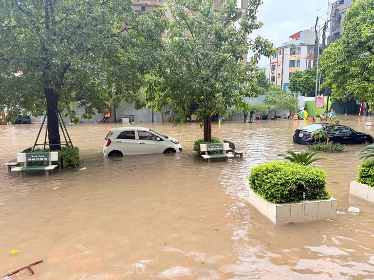 Mưa lớn trong nhiều giờ khiến nhiều tuyến đường ở Hà Nội bị ngập sâu.