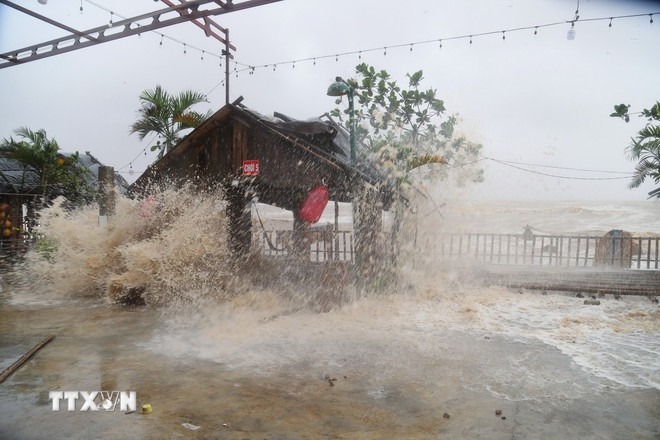 Nhiều chòi nghỉ mát tại Khu du lịch biển Cửa Hiền (xã An Châu, tỉnh Nghệ An) bị sóng đánh gây hư hỏng nặng. Ảnh: Xuân Tiến/TTXVN