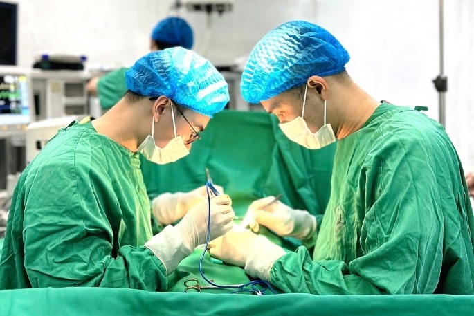 Các bác sĩ thực hiện ca phẫu thuật cấp cứu cho trẻ. Ảnh: BVCC