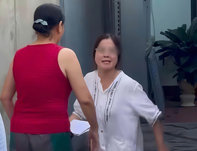 Người phụ nữ l&agrave; vợ Ph&oacute; Trưởng C&ocirc;ng an phường Kỳ Lừa lớn tiếng chửi mắng, th&aacute;ch thức ch&iacute;nh quyền.