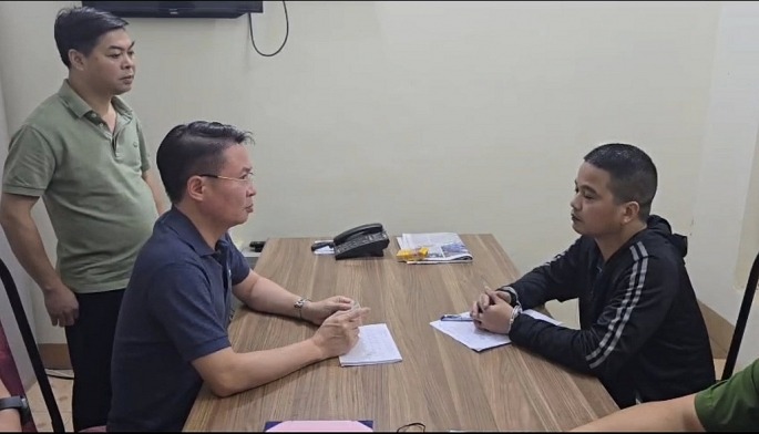 Nghi phạm Vũ Phương Nhung (bên phải ảnh) bị Công an tỉnh Phú Thọ bắt giữ điều tra hành vi dùng dao sát hại 3 người vào tối 26/9 do mâu thuẫn tình ái. Ảnh: CQCA