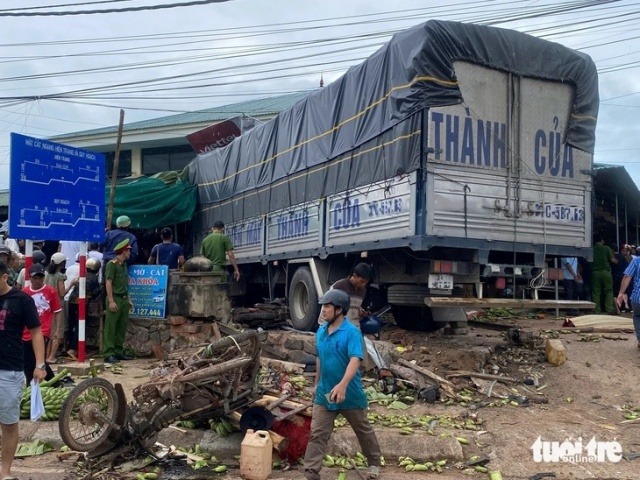 T&agrave;i xế xe tải cảm nhận chiếc xe mất phanh trước vụ tai nạn 5 tiếng - Ảnh: BẢO PH&Uacute;