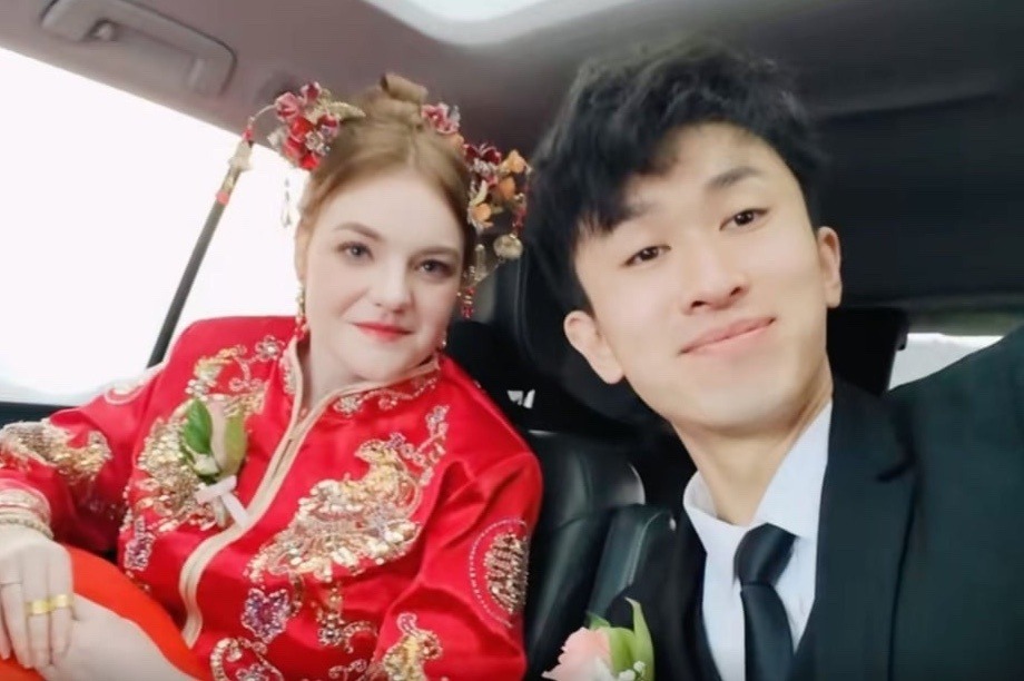 Cơ duyên gặp gỡ tình cờ trong thang máy đã mở ra chuyện tình lãng mạn của Liu và Harris, dẫn đến hôn nhân chỉ sau nửa năm.