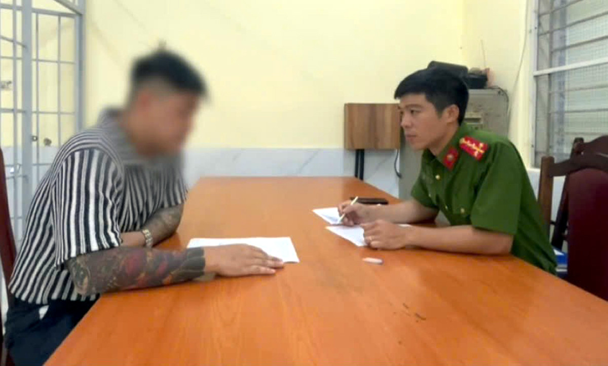 Nam thanh niên làm việc với cơ quan công an. Ảnh: CACC