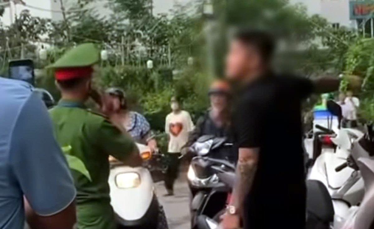 Nam thanh niên thách thức lực lượng chức năng. Ảnh: Cắt từ clip.