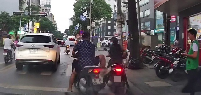 Người đàn ông dọa đạp xe nữ quân nhân đang chờ dừng đèn đỏ.