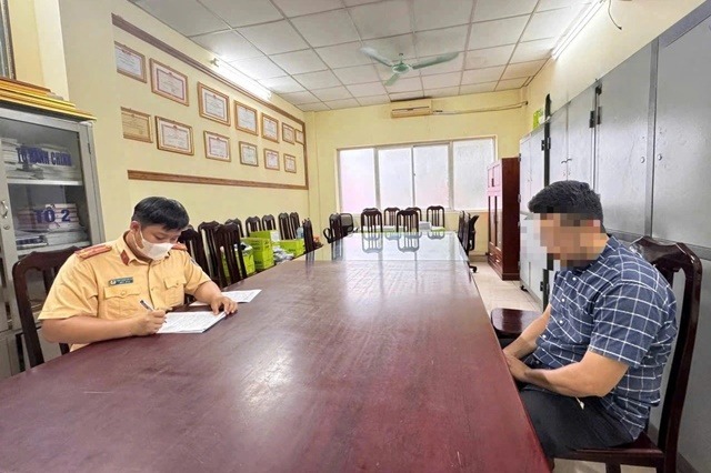 Tài xế T. tại cơ quan công an.