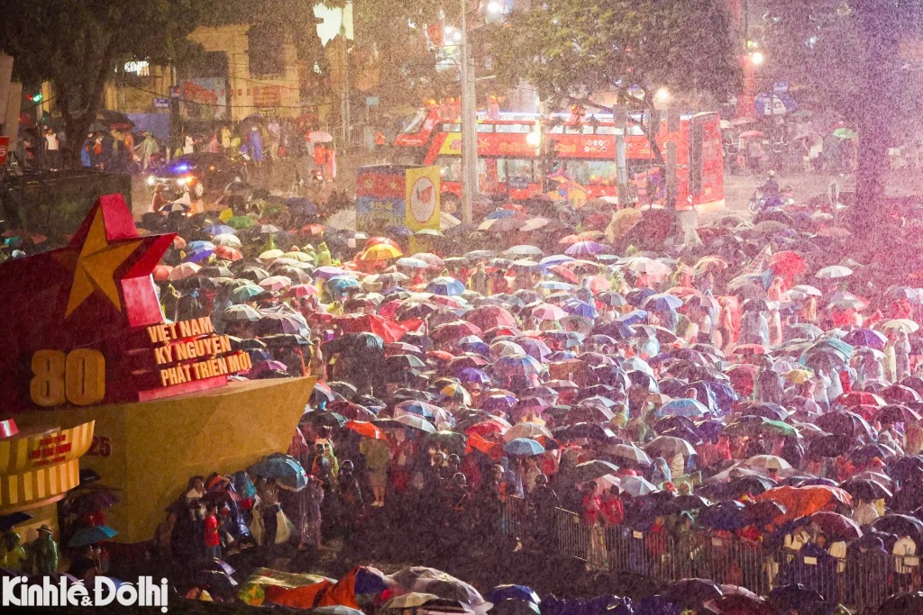 Càng về đêm muộn, lượng người càng đông bất chấp mưa gió.