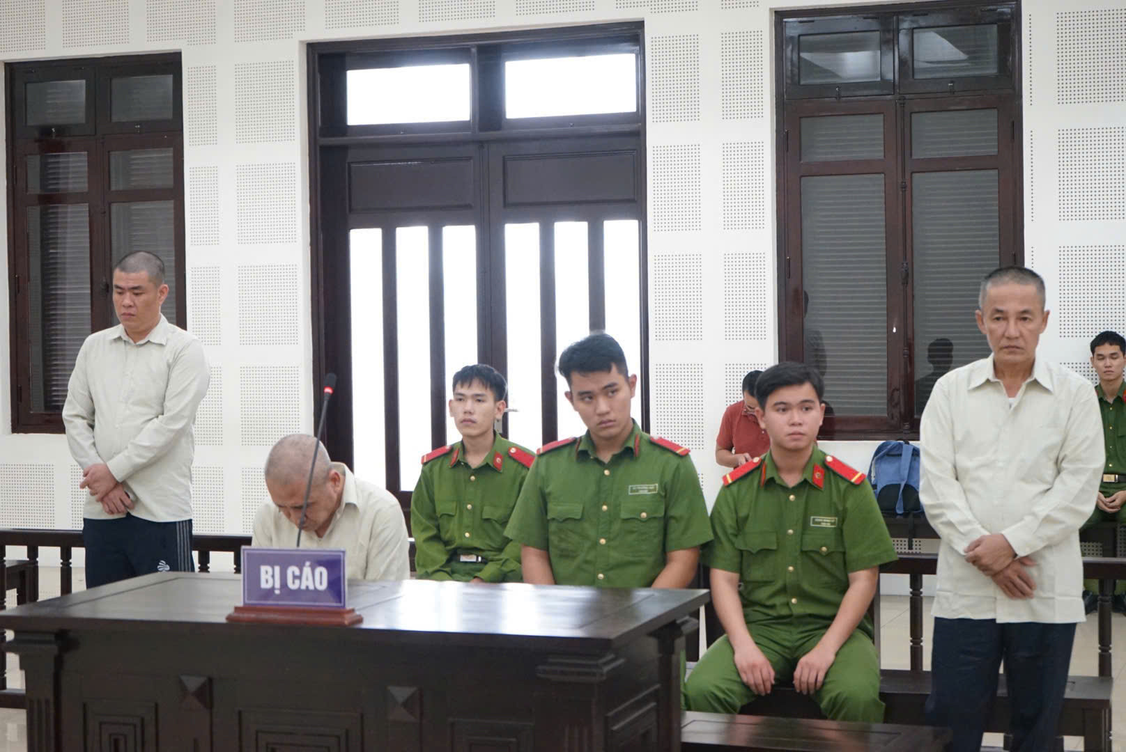 Bị c&aacute;o Phạm Chiến Thắng (ngo&agrave;i c&ugrave;ng b&igrave;a phải). Ảnh: T.T