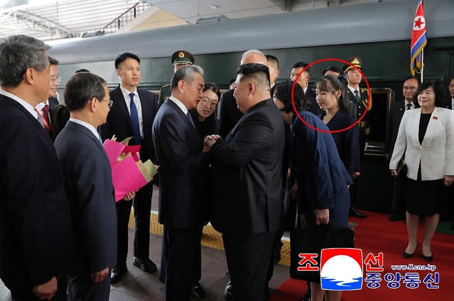 Con gái ông Kim Jong Un xuất hiện bên cạnh cha trong chuyến đi tới Trung Quốc. Ảnh: KCNA