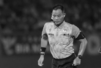 bang-hoang-lang-bong-da-viet-trong-tai-coi-bac-vleague-dot-ngot-qua-doi-o-tuoi-43-khi-dang-tap-huan
