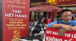 gia-vang-nhan-vuot-150-trieu-dongluong-nguoi-dan-xep-hang-dai-cho-mua-giua-canh-chay-hang