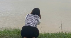 vu-nguoi-bo-om-hai-con-gai-nghi-nhay-cau-nguoi-me-tre-quy-ben-song-tuyet-vong-goi-ten-con